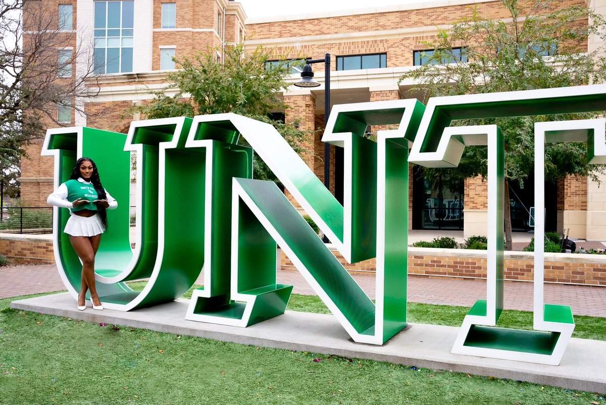 THEE ITSGOLDENPIECE tweet media