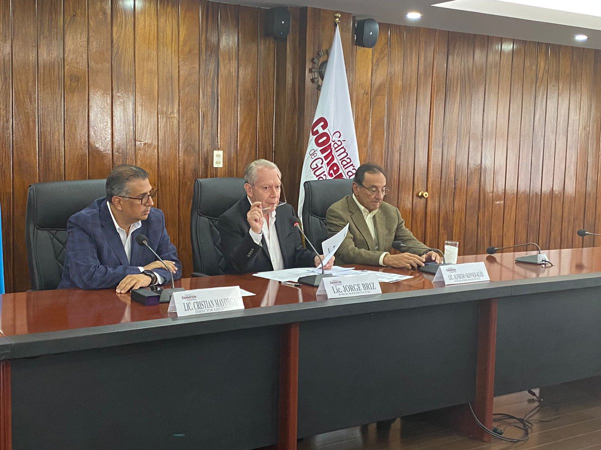 Autoridades de la Cámara de Comercio realizan conferencia de prensa ante el “injustificado aumento en el tipo de cambio entre el dólar y el quetzal”.