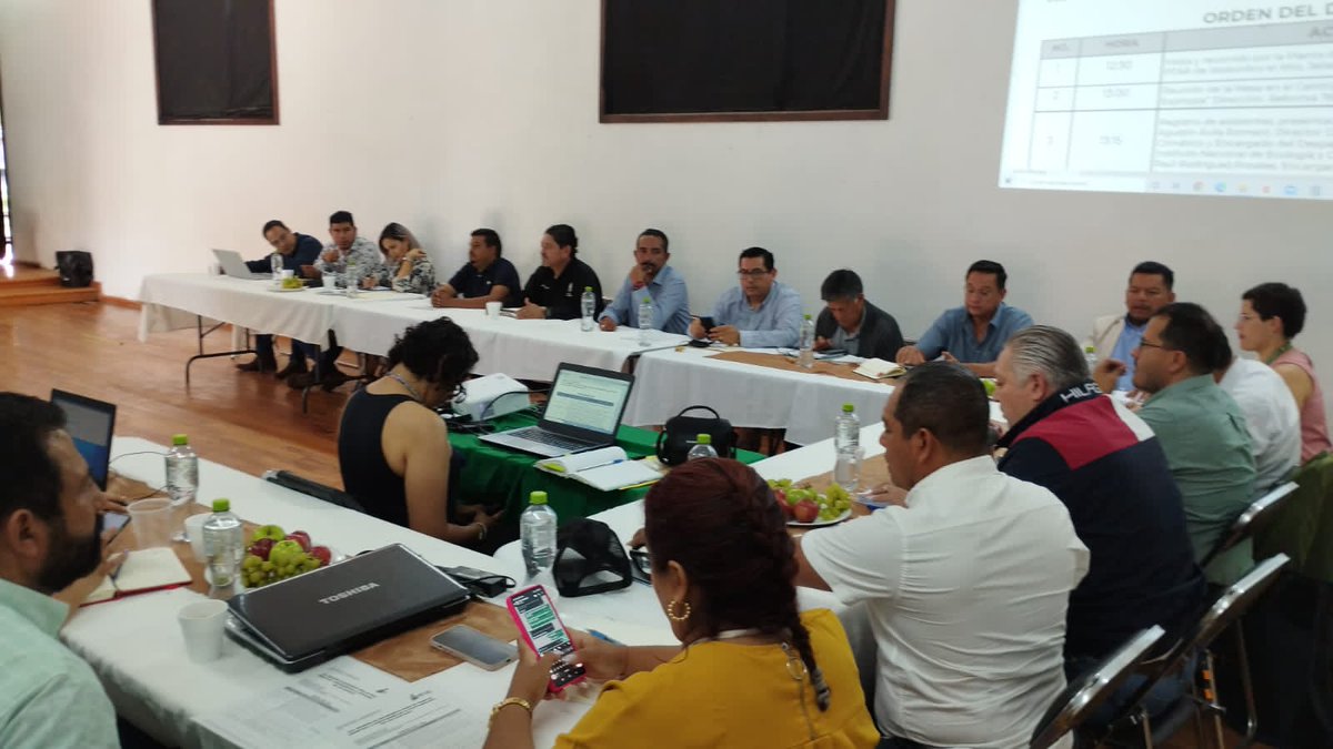 inecc_gob_mx's tweet photo. 📌Agustín Ávila de la #DGPAC de la @SEMARNAT_mx y Encargado del Despacho de la D.G. del #INECC participó en la reunión de trabajo con el #SectorAmbientalFederal y representantes municipales de #Jalisco, donde se avanza en los estudios técnicos y en el saneamiento del #RioSantiago https://t.co/czksDaKJJa