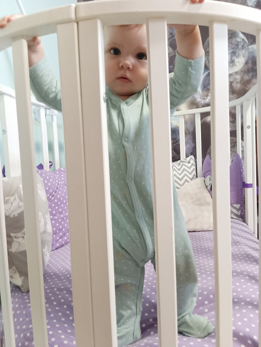 Сладкой булке 11, 11 месяцев!!! Эй, помедленнее кони, помедленнее.... Я не успеваю.  Ох, растет характерная девчонка, хохотушка и драчунья... В этих глазах можно утонуть - за глаза папе спасибо)