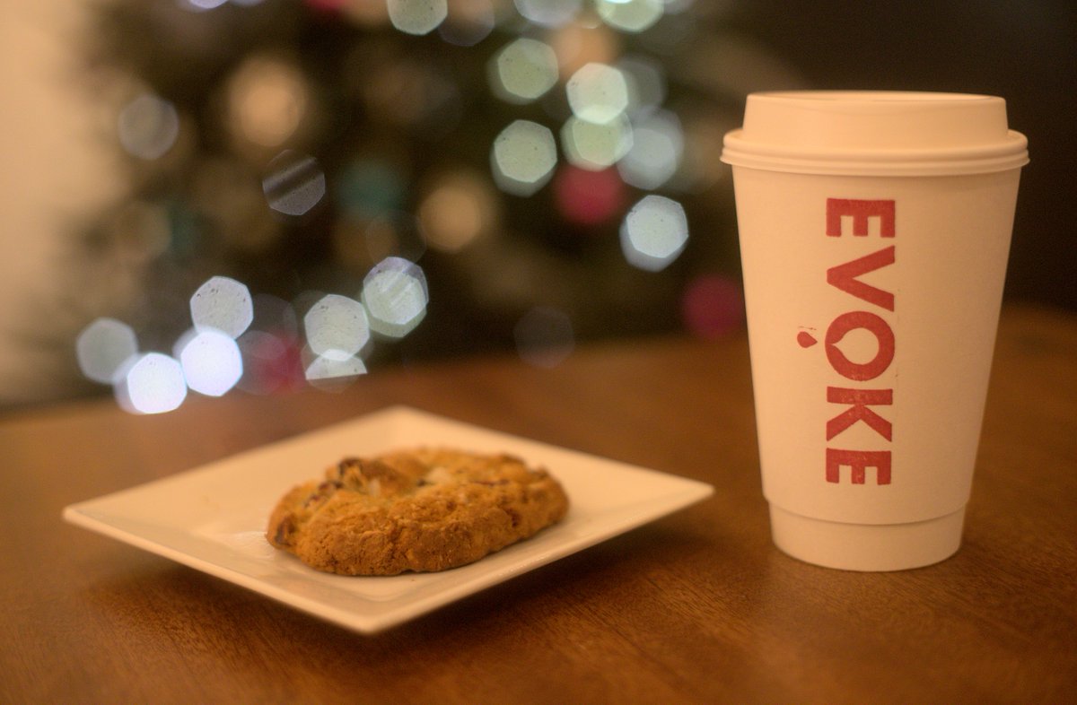 TylerBarton27's tweet photo. I had some errands to make this morning, so I paid a visit to a local coffee shop I have not enjoyed in a long while. While I was there, I could not resist taking a photo of my beverage and cookie. Here is the behind the scenes and the finished shot. #AlwaysBringYourCamera https://t.co/UjjP1LYB79