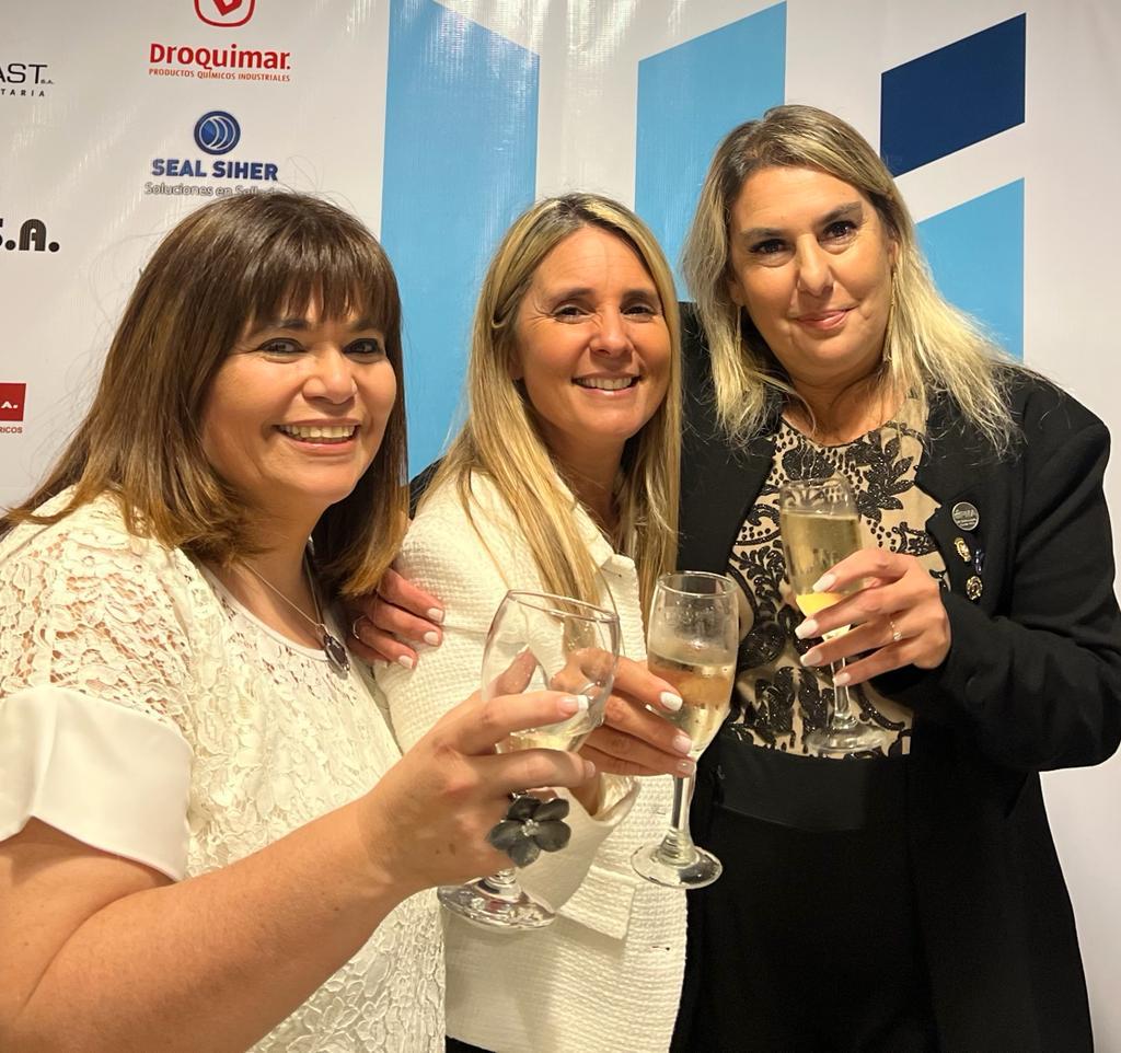 Especialmente agradecida por acompañarnos a <a href="/iriniw/">Irini Wentinck</a> , Presidente de la <a href="/redmia_ar/">Red MIA | Mujeres de la Industria Argentina</a> , y del Comité de Género y Diversidad de la <a href="/UIAok/">UIA</a> , y a María Laura Bermudez, Directora Ejecutiva de <a href="/UIPBA/">UIPBA</a> , con quienes trabajamos todo el año para potenciar a las mujeres en la Industria.