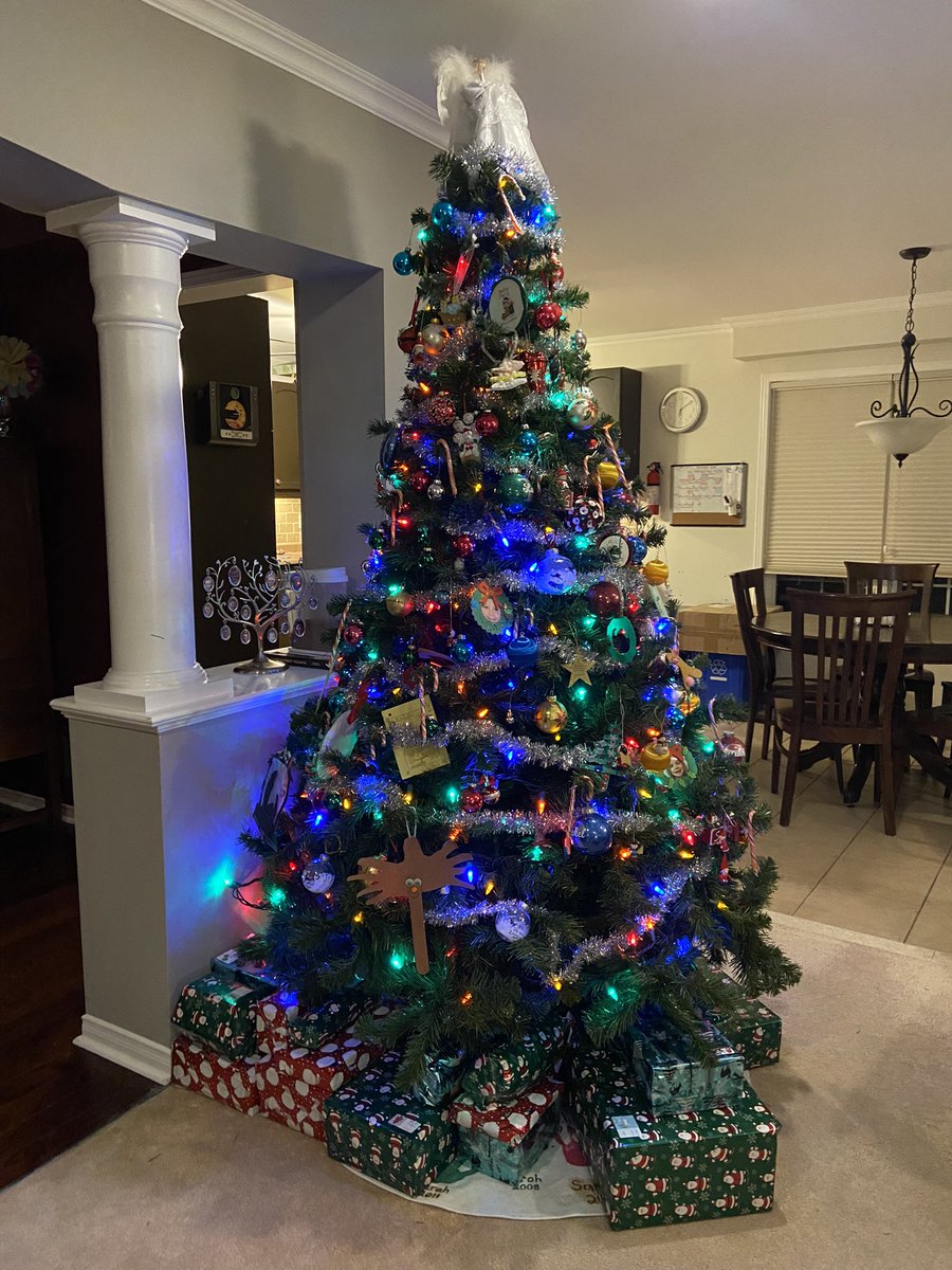 sleepy1374's tweet photo. @breakfasttv Tree is done with most presents wrapped and under the tree :). I’m only working part-time this year, so I’m ahead of the game. https://t.co/IPXvHmIL37