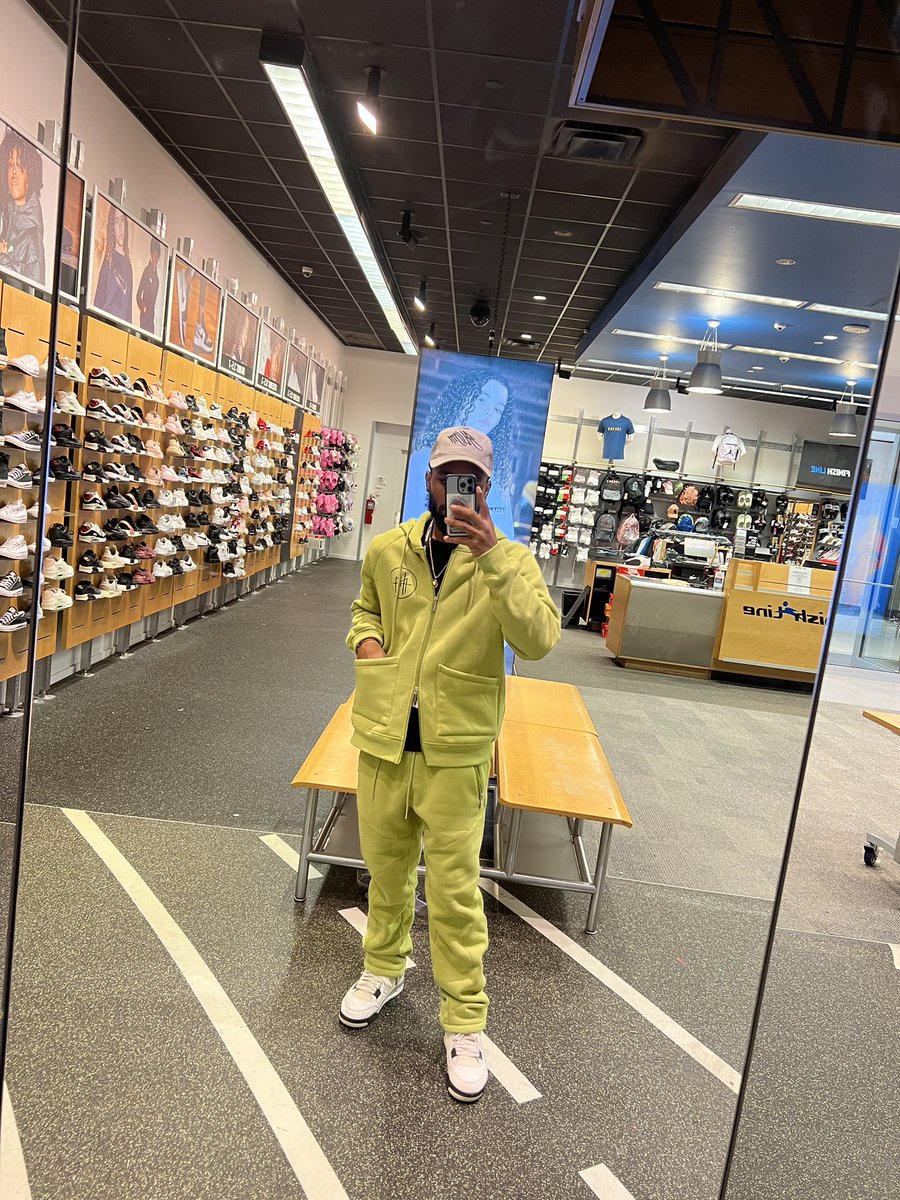 Vinnymacc_'s tweet photo. Sweatsuit by me 🔋🔋🔋 https://t.co/UBBxfIXXuB