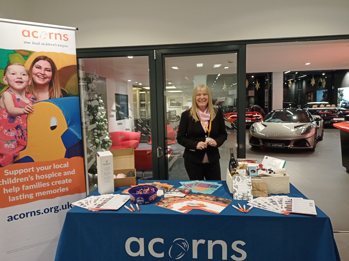 A huge thanks to @RybrookBentley for hosting @AcornsHospice at your event this evening 🎁🥳