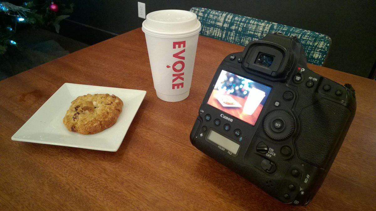 TylerBarton27's tweet photo. I had some errands to make this morning, so I paid a visit to a local coffee shop I have not enjoyed in a long while. While I was there, I could not resist taking a photo of my beverage and cookie. Here is the behind the scenes and the finished shot. #AlwaysBringYourCamera https://t.co/UjjP1LYB79