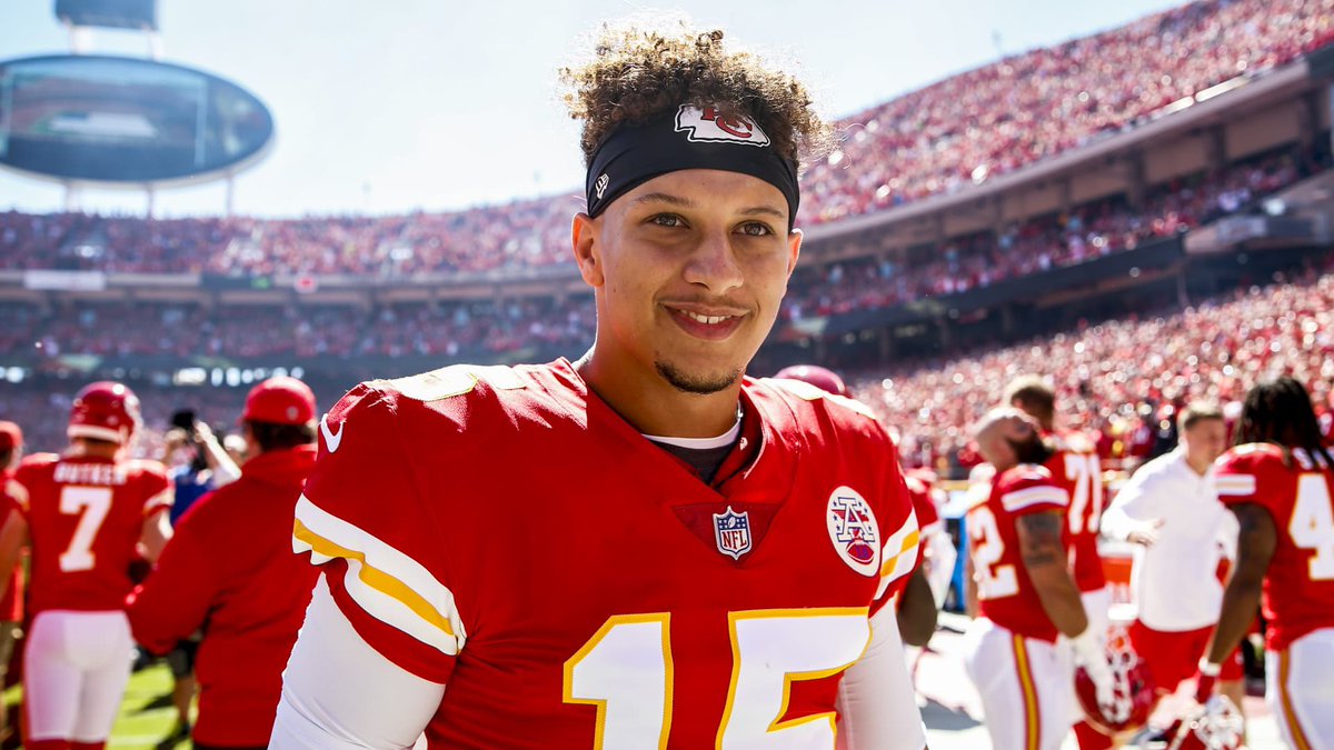 JJOneOfOne's tweet photo. Chiefs QB Patrick Mahomes was asked in a recent interview which college QBs he thinks will be NFL stars:

“JJ McCarthy. Every time he has the ball in his hands it’s special. When I see #9 in Maize and Blue I see a young Patrick Mahomes — except he’s way better than I was at 19.” https://t.co/qAPgPEOLR7