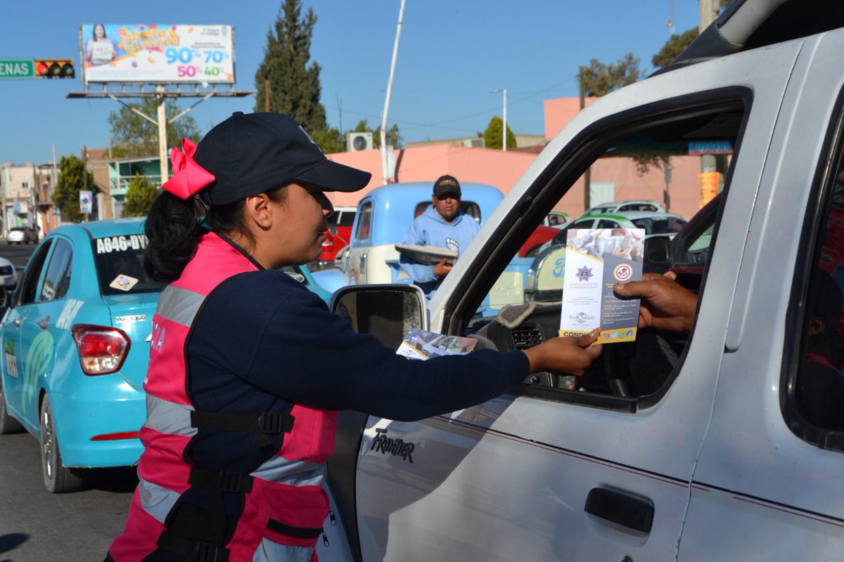 DMSPDGO's tweet photo. Perder una llamada y no la vida. 📵🚘

La campaña #ConduzcaSinRedes, sigue llegando a todos los conductores que diariamente circulan por las principales avenidas de la ciudad, con esto logran conocer las acciones preventivas para evitar un accidente. 

 #SeguroLlegas #CasaSegura https://t.co/RecLZwMFbA