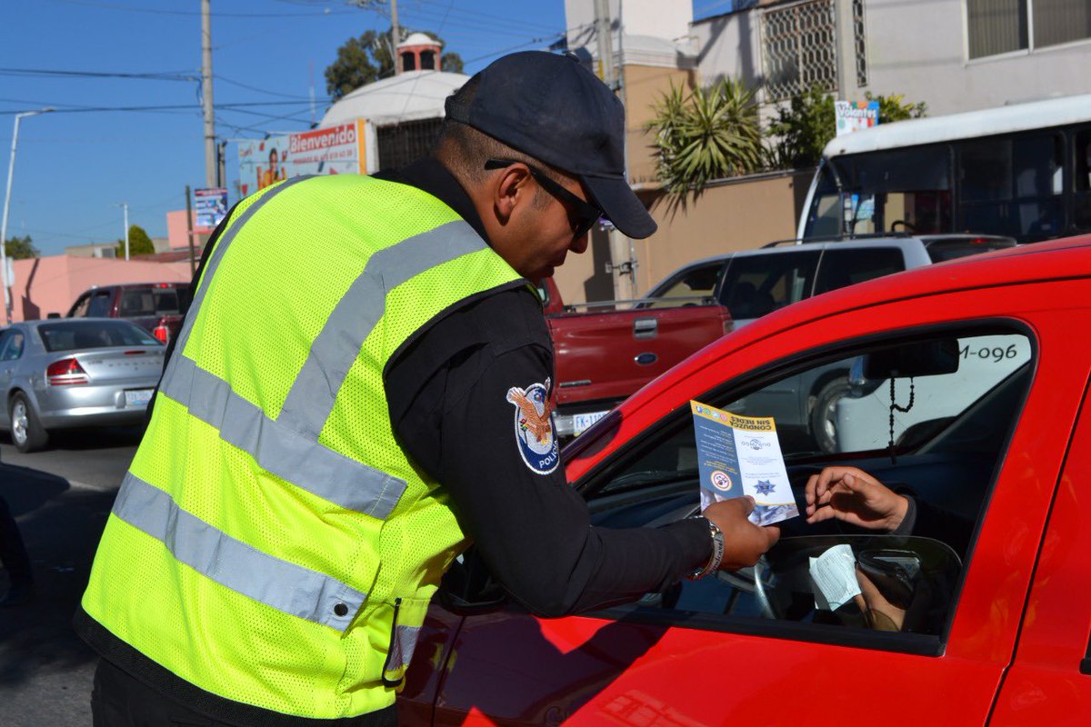 DMSPDGO's tweet photo. Perder una llamada y no la vida. 📵🚘

La campaña #ConduzcaSinRedes, sigue llegando a todos los conductores que diariamente circulan por las principales avenidas de la ciudad, con esto logran conocer las acciones preventivas para evitar un accidente. 

 #SeguroLlegas #CasaSegura https://t.co/RecLZwMFbA