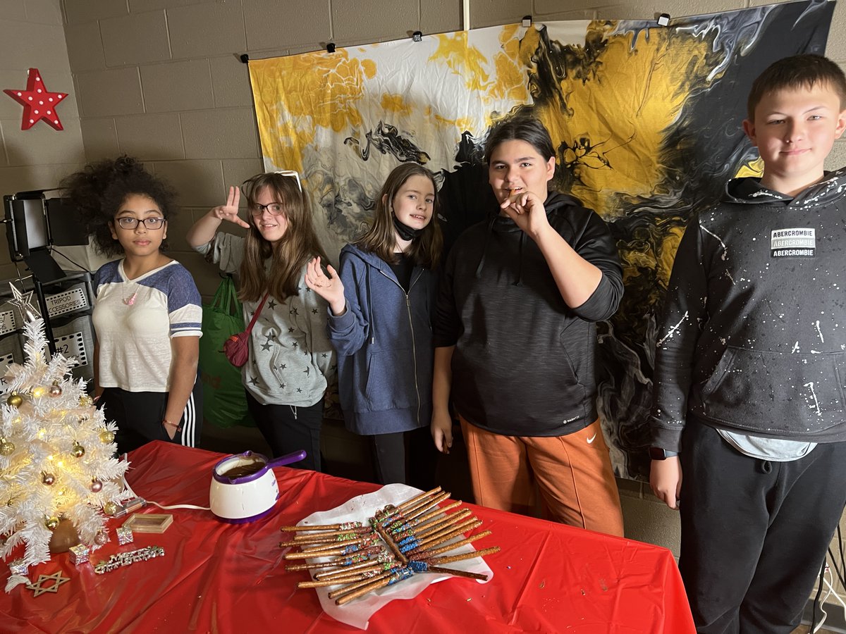 When Student Broadcasting Club asks me if we can eat during club, I tell them... only if we can film it for a video! :).   This time they learned how to make chocolate covered pretzels! #sparkleon #d76diamonds <a href="/mr_pedersenwoms/">Brandon Pedersen</a>  <a href="/DLDistrict76/">Diamond Lake District 76</a>