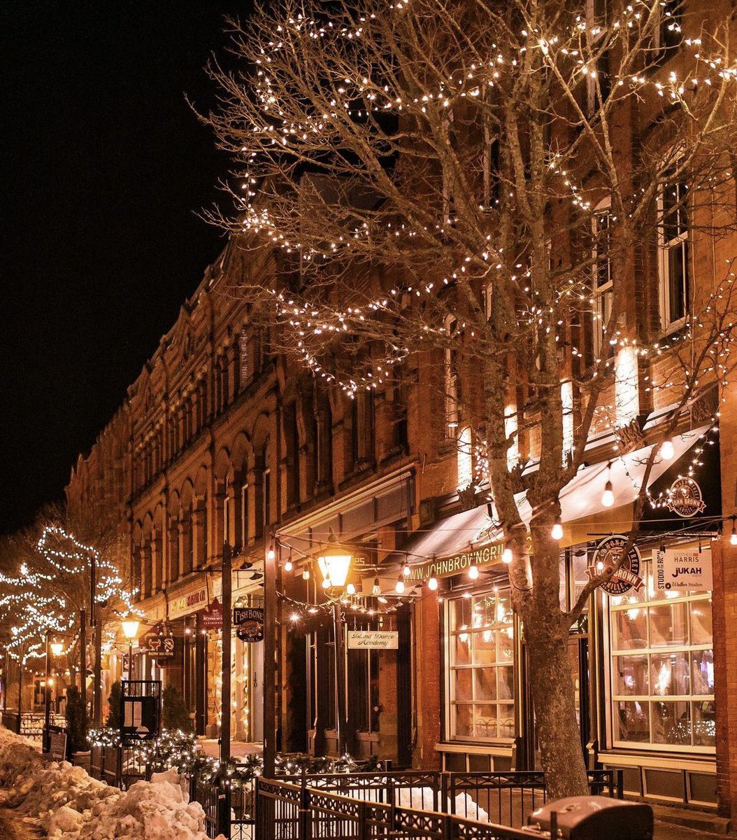 Flying into YYG this December? ✈️ 💙 Here’s a glimpse at what’s going on in Charlottetown this holiday season. 👇 discovercharlottetown.com/events/christm… @CharlottetownPE