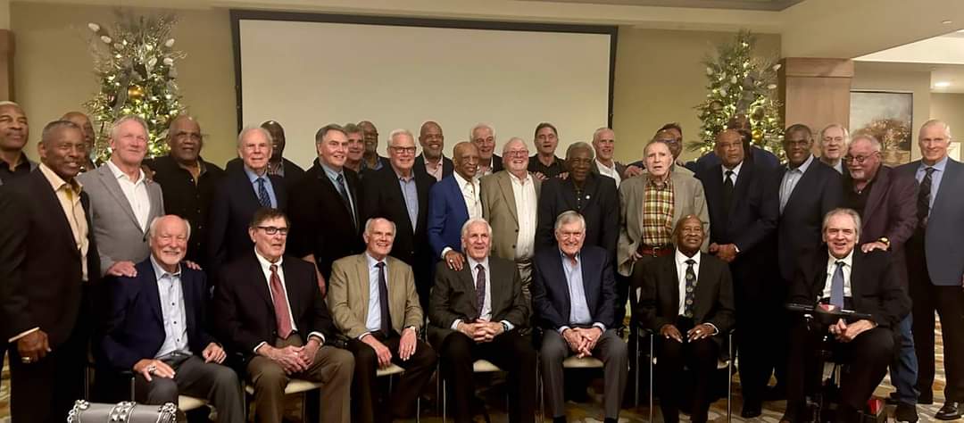 Last night, Drew Pearson hosted a Landry Era Dallas Cowboys Reunion. Had players like Bob Lilly from the original 1960s to Gray Hogeboom in the late 1980s. Also had approximately 40 players and their wives or their guests. He played with 32 of them as I spanned from 1968 to 1980. https://t.co/nwPC3wVJ6h