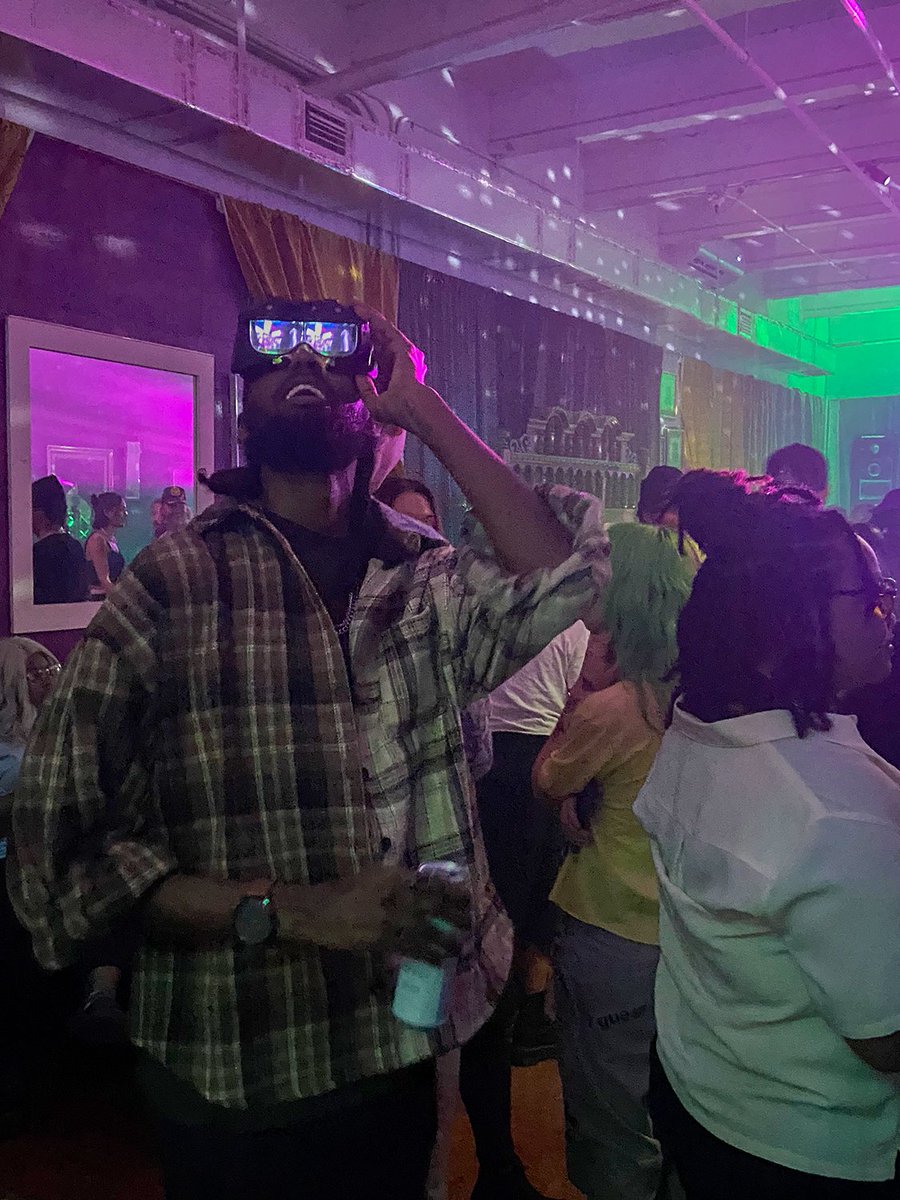 Posting some of our favorite reactions of our AR art gallery curated by @PrismQTBIPOC3 at <a href="/wavWRLD_/">wavWRLD</a> x Art Basel!