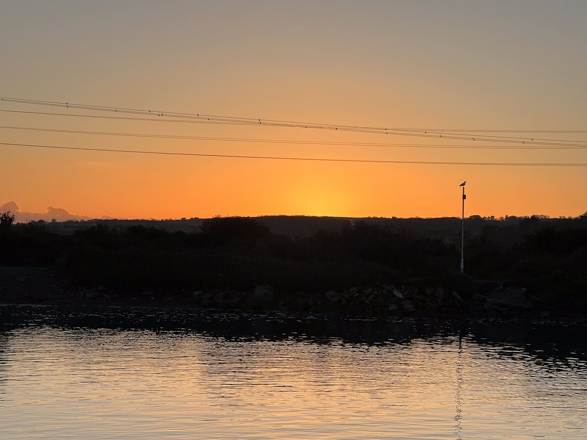 JackiHicks's tweet photo. A shopping trip to Truro and home to this … #HayleHarbour ⛵️#Sunset 🌅 #Almostafullmoon 🌝 https://t.co/wf4O1ohmzp