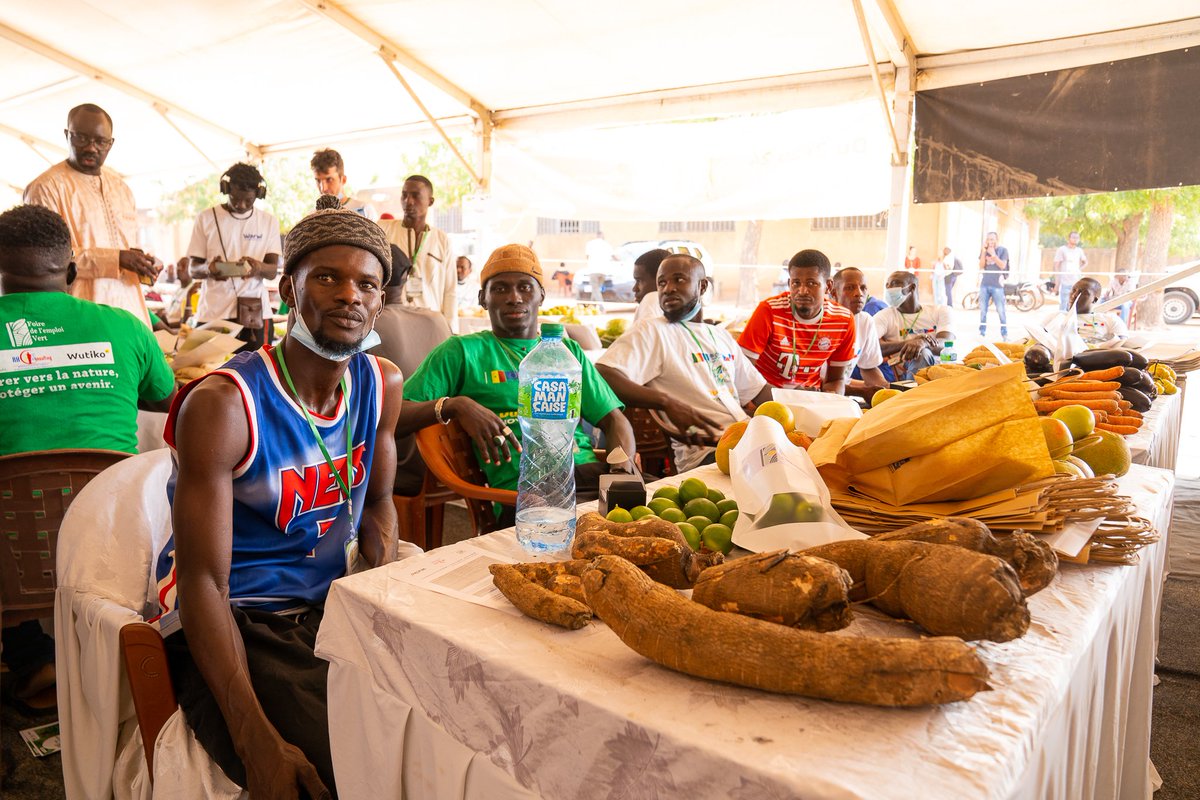 VertEmploi's tweet photo. Retour en images sur le marché bio: stands des exposants et leurs produits. Le marché bio était réparti en zones représentant toutes les régions du Sénégal.

@TchequieAfrique
@OimSenegal
@Wutiko
@OngVIS
#AfricaTrustFund  #FranceauSénégal #DER
#EUInternationalPartnerships
#DUSgal https://t.co/swmRe6e3OE