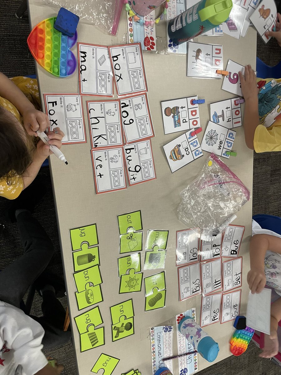 Mrs__Tilton__'s tweet photo. Switched up my word tub time to individual phonics activities that are specific to what my students need practice with…and it is working out wonderfully!!! @HorneElementary #differentiation #phonics https://t.co/h1Ky6CWytI