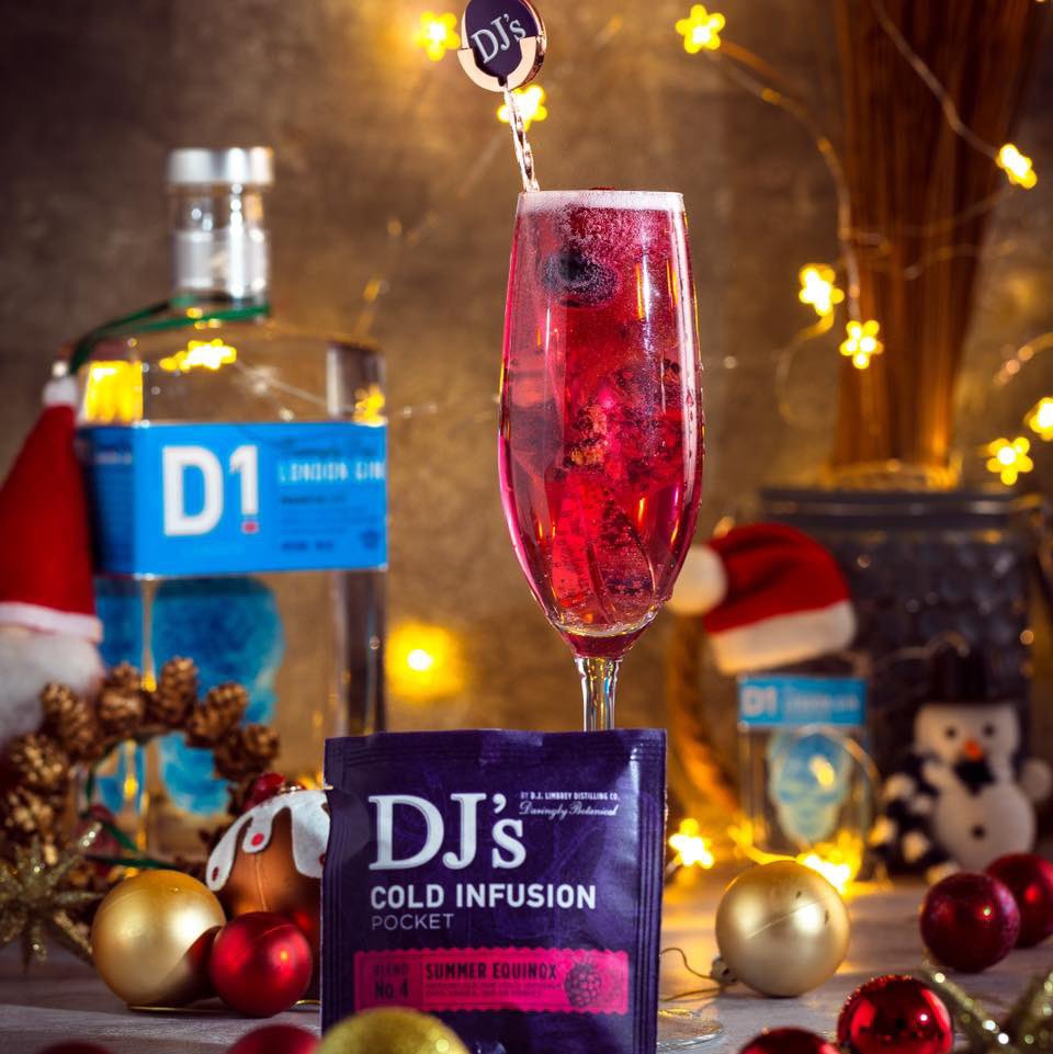 DJsColdInfusion's tweet image. With the dark nights our Summer Equinox infusion pockets can still give you the flavour of better weather! 🍓 

Just add a pocket (cousin to the tea bag) to gin or vodka and top with tonic. Not only delicious but a fun way to make a cocktail! 

#ColdInfuse #ColdInfusio