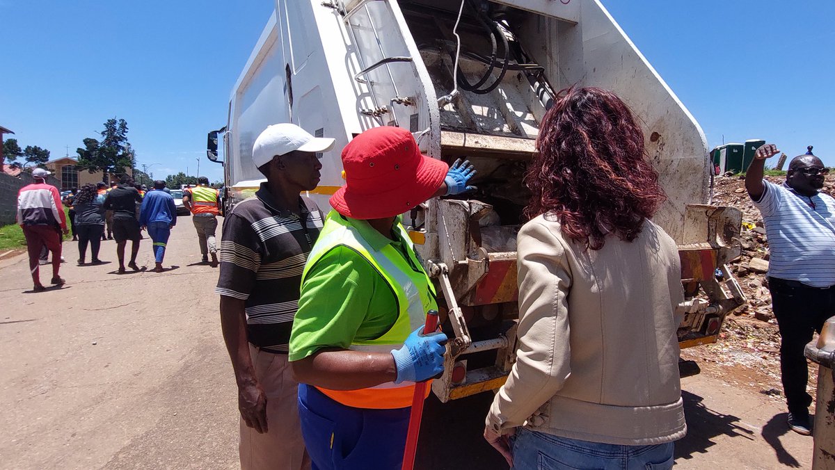 LeahK28's tweet photo. On our final Region B #GoldenConnection tour in Coronationville, Im having a chat to one of our Pikitup @CleanerJoburg champions who explains the difficulties experienced with ensuring a clean environment.
Let's all play our part in keeping @CityofJoburgZA clean. https://t.co/q1BUamqudO