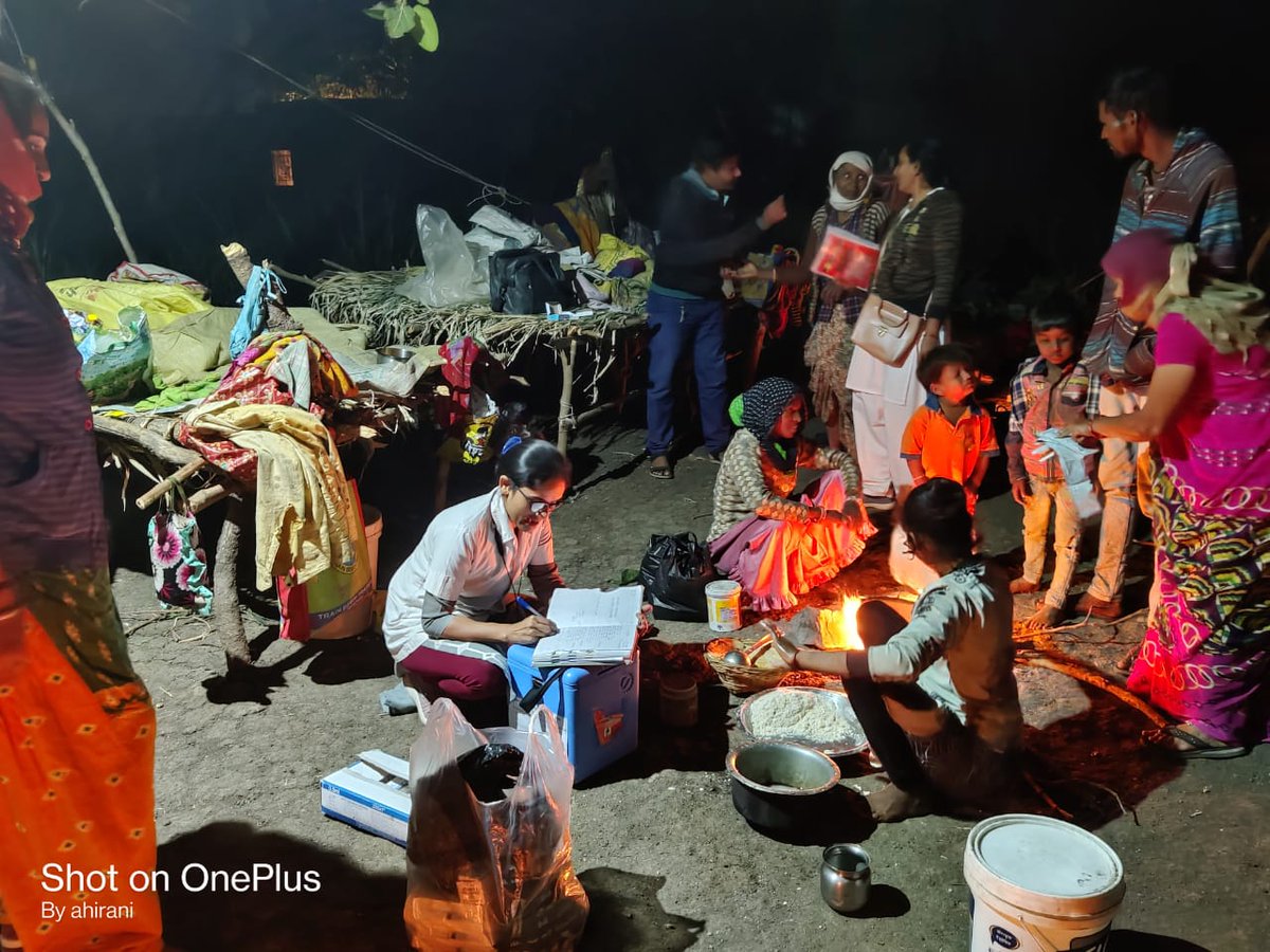 કમિટમેન્ટ હોય ત્યાં વિસ્તાર અને અંધકાર પણ નડતર રૂપ નથી થતા... આ છે દ્વારકા ના ભાણવડ તાલુકા ના શિવા હેલ્થ એન્ડ વેલનેસ સેન્ટર ની ટિમ જે રાતના સમયે પણ બાળકો અને સગર્ભા માતાનું રસીકરણ અને આરોગ્ય તપાસ કરી રહી છે.