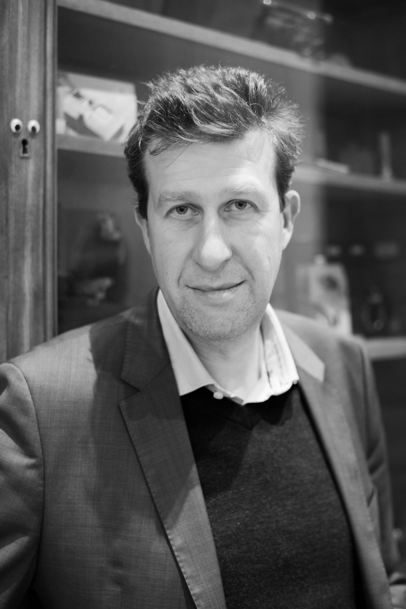 Nous terminons notre série de portraits avec l'unique et inimitable Dick Tomasovic qui nous en met plein les mirettes (de cinéma et de théâtre) !
Retrouvez son portrait sur Facebook et Instagram.