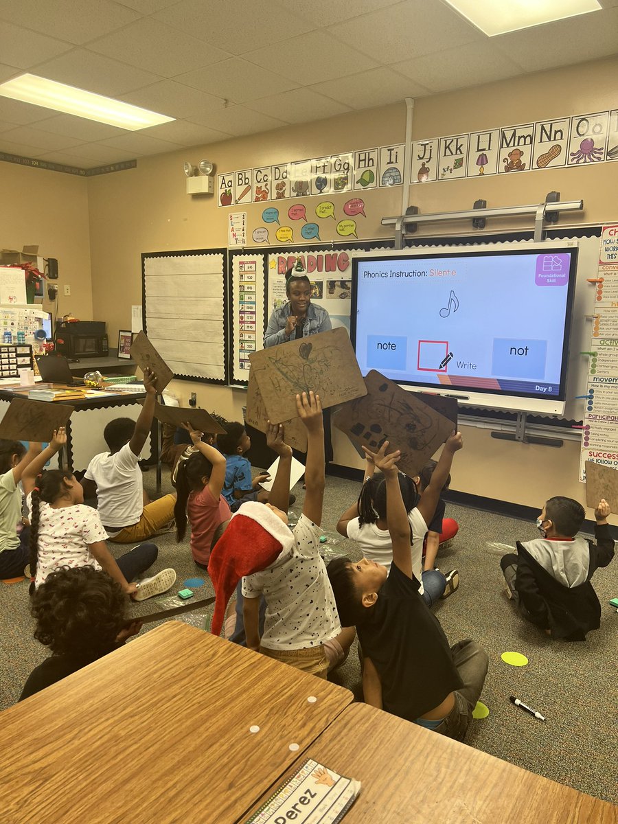RachelM0tt's tweet photo. Ms. James uses “back to back” in her class to signal independent think/work time, and “face to face” to signal students to collaborate! Such a great structure and perfect for monitoring! @SadlerOCPS #tightandright #excellenceisouronlyoption #sadlerstrong #makingmustangmagic https://t.co/wLysbbrvce
