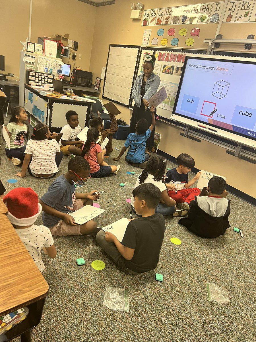 RachelM0tt's tweet photo. Ms. James uses “back to back” in her class to signal independent think/work time, and “face to face” to signal students to collaborate! Such a great structure and perfect for monitoring! @SadlerOCPS #tightandright #excellenceisouronlyoption #sadlerstrong #makingmustangmagic https://t.co/wLysbbrvce