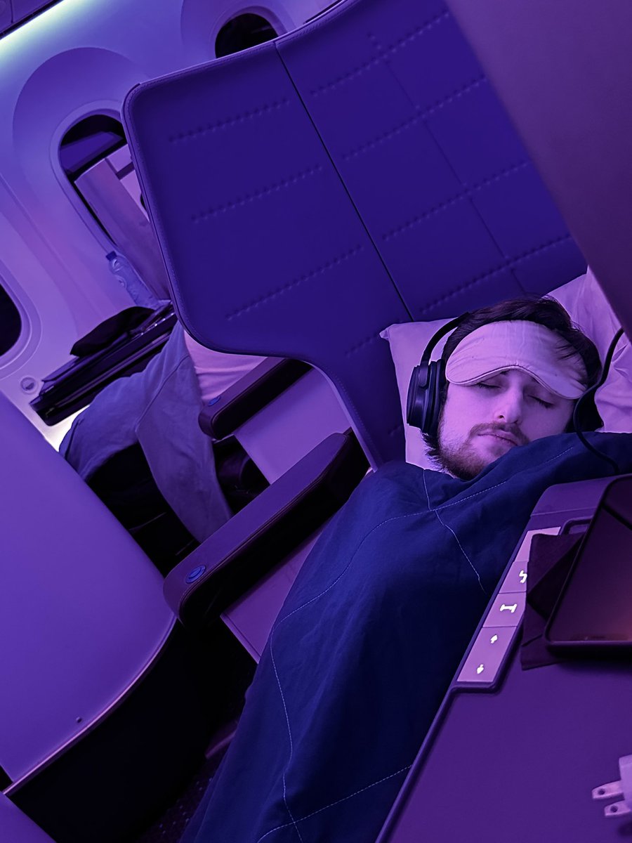 RLEsports's tweet image. when u go to sleep and u kno the #rlcs fall major starts tomorrow