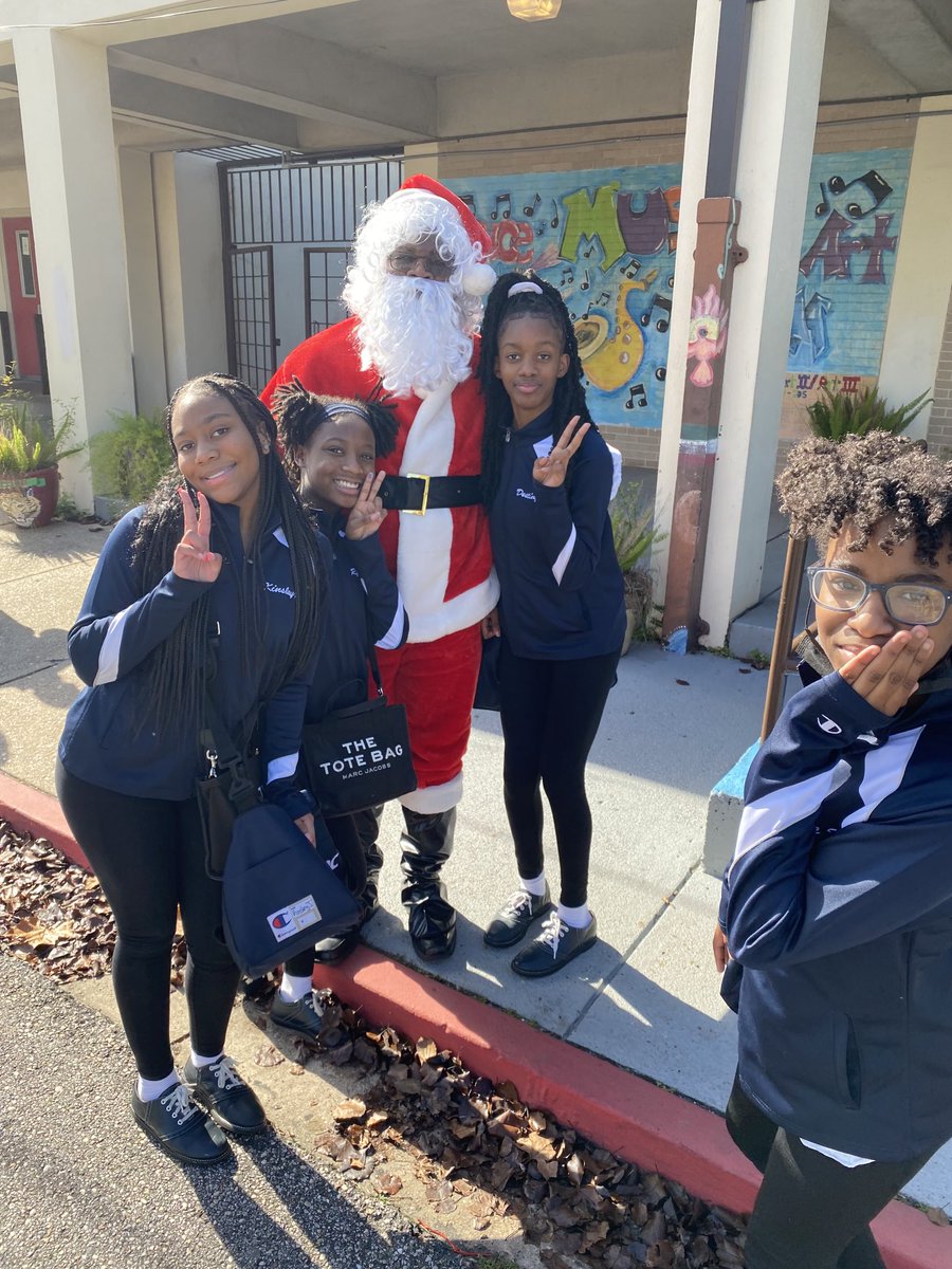 Selfie time with Santa at ⁦<a href="/DunbarMagnet/">Official Dunbar Magnet</a>⁩! #StufftheBus #BeEXTRAordinary
