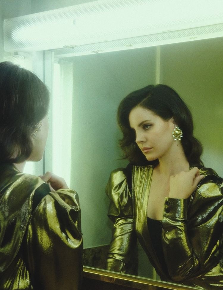 gabrimoonn's tweet photo. lana del rey looking at her only competition https://t.co/DdJWDSlqWm