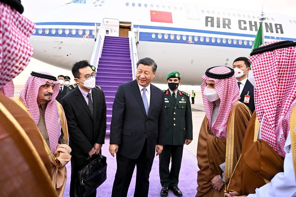LogKa11's tweet photo. Xi Jinping lands in Saudi Arabia as part of a 3 day visit to the Middle East. This is part of the closer relations building between many Middle Eastern countries and China https://t.co/yx6qua6BZE