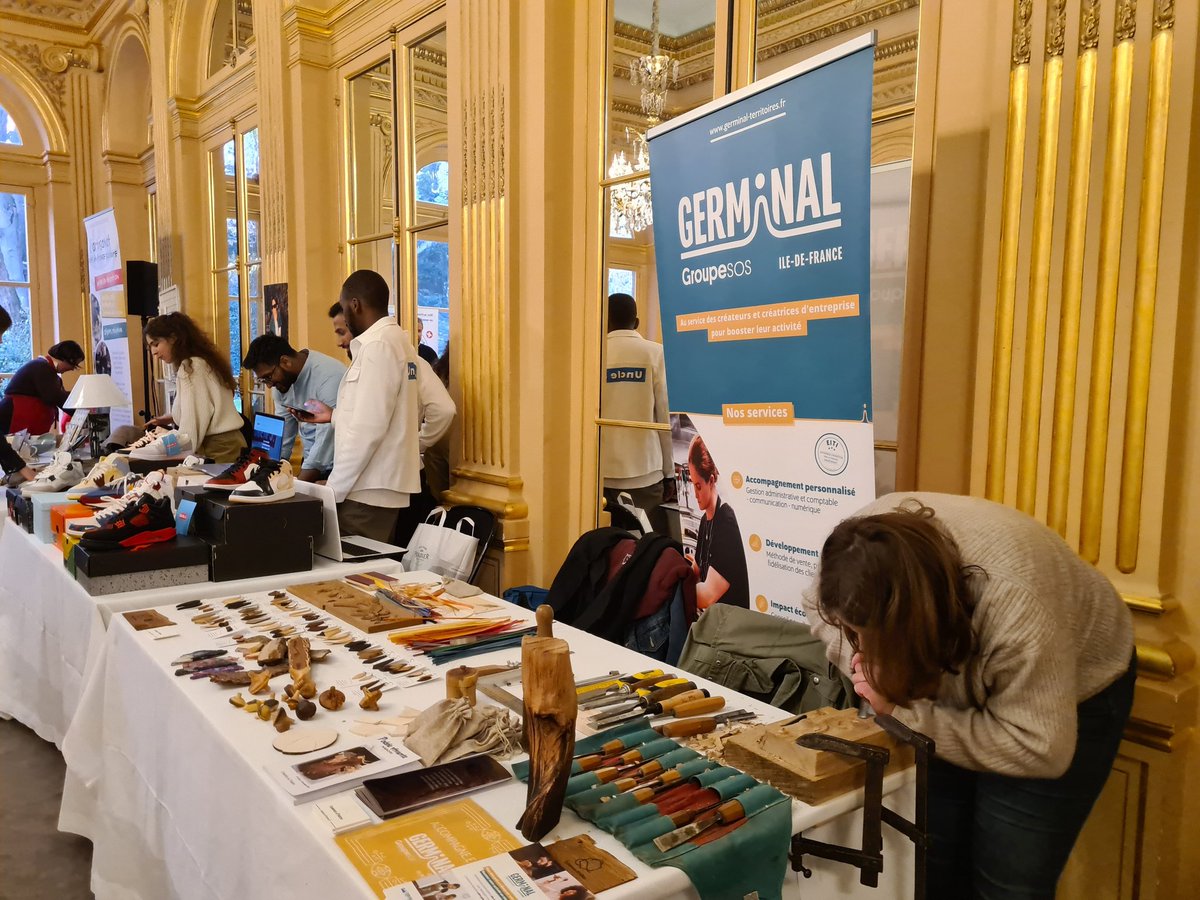 Bravo à <a href="/fleursdici/">Fleurs d'Ici</a> pr lr stand qui sentait bon le 🎄 et le joli  💐 offert à <a href="/MarleneSchiappa/">🇫🇷 MarleneSchiappa</a> ...tt cela avec de la #fleur #madeinfrance #éthique ds mains de ns #artisans 🎅🎄et à <a href="/germinal_fr/">Association Germinal</a> qui marie #inclusion et #réutilisable ! #noeldurable <a href="/Asso_Gouv/">Associations_gouv</a>