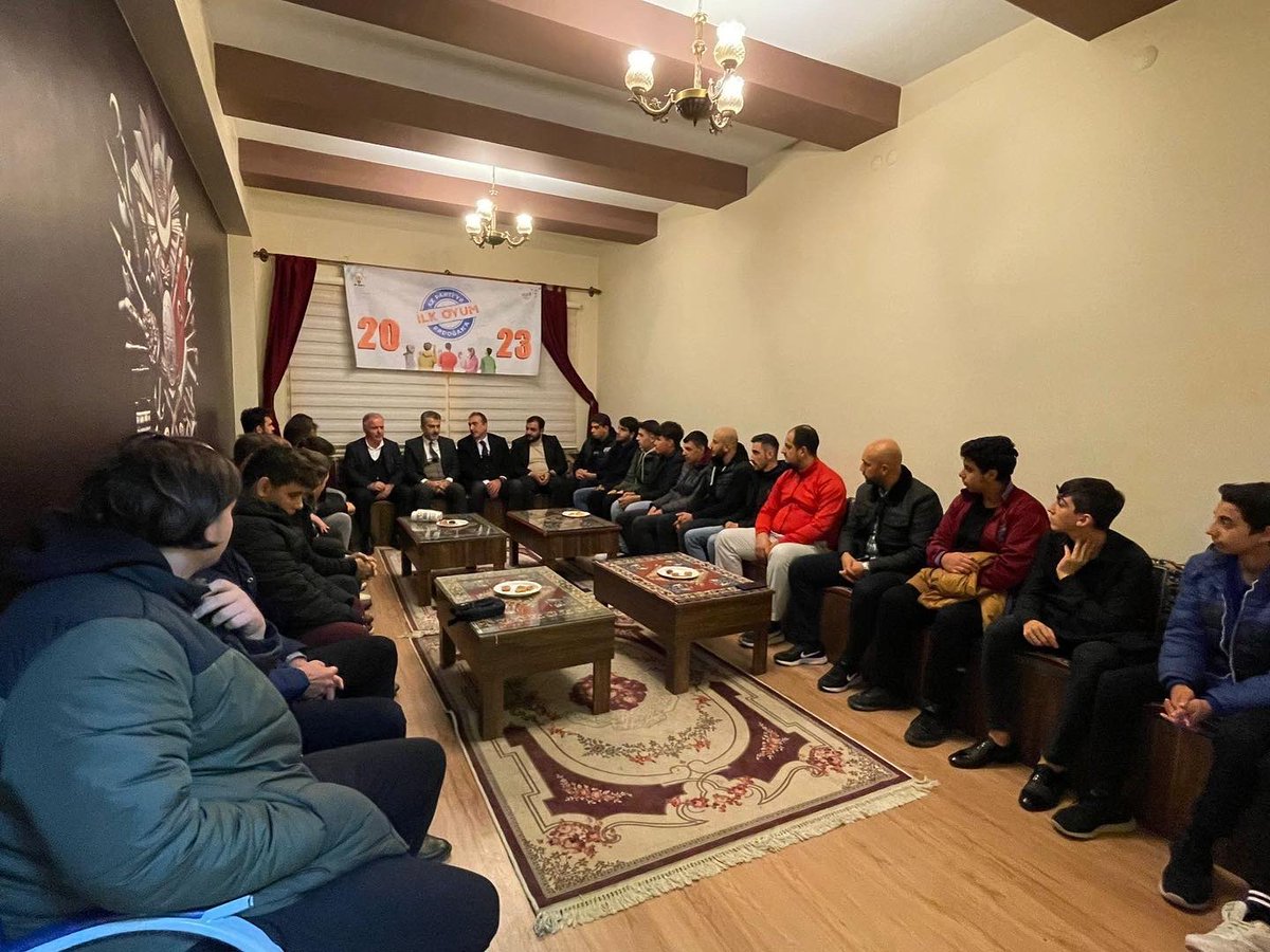 TrabzonSecmen61's tweet photo. İlk Oyum Ak Partiye İlk Oyum Erdoğan’a 

İl Başkanımız Sezgin Mumcu Beyfendi ve İl Gençlik Kolları Yönetim Kurulu üyelerimiz ile birlikte Sürmene Yeni Seçmen Birimimizle ilk kez oy kullanacak genç kardeşlerimizle bir araya geldik.

Teşekkürler @akgencsurmene https://t.co/62WRCogChO