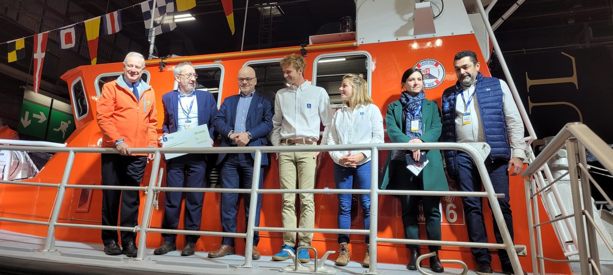 SkipperMacif's tweet photo. Aujourd’hui au @NauticParis ⛵️, le président de la Macif @Ph_Perrault et nos Skippers ont remis un chèque de 190 00€ aux @SauveteursenMer ⚓️

Parce que donner à terre, c’est sauver en mer ! Ensemble, soutenons la #SNSM 🛟 https://t.co/TJklbrsQjg