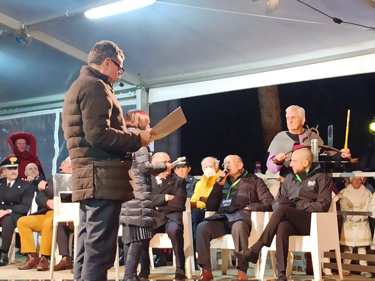 Alberodigubbio's tweet photo. Iniziano le prime interviste🎤. Danilo Sannipoli ci svelerà qualche curiosità in più, da veterano, del gruppo degli alberaioli

#7Dicembre #Gubbio #AlberoPiùGrandeDelMondo #AlberoDiNatale #Gubbio https://t.co/SwItiCvgYy