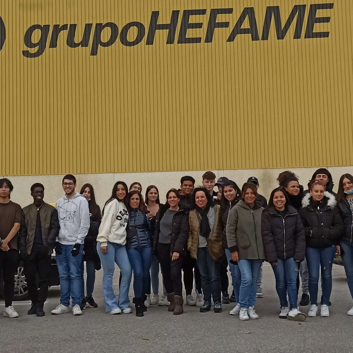 L'alumnat de Primer del CFGM Farmàcia i Parafarmàcia dels torns de matí i tarda ha visitat l'empresa de distribució farmacèutica HEFAME