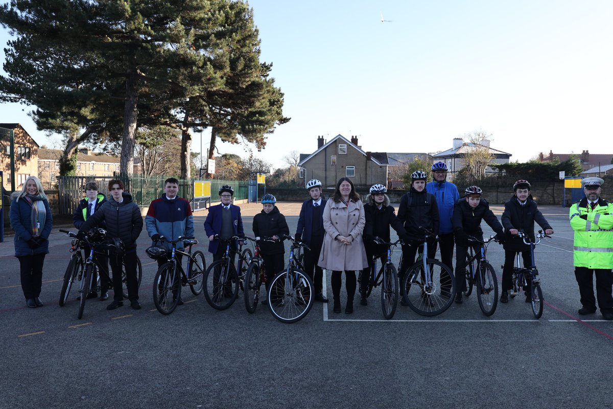 MerseysidePCC's tweet photo. A real treat to visit @anselmscollege to see the unique cycling experience #OwntheRide set up by @wirralcouncil with @BikeRightUK.
This great one-day session is focused on helping young people feel safer & be safer using their bikes.🚲🚲
#Vision0
@Merpoltraffic @lizgrey_ https://t.co/2MygFSEdKw