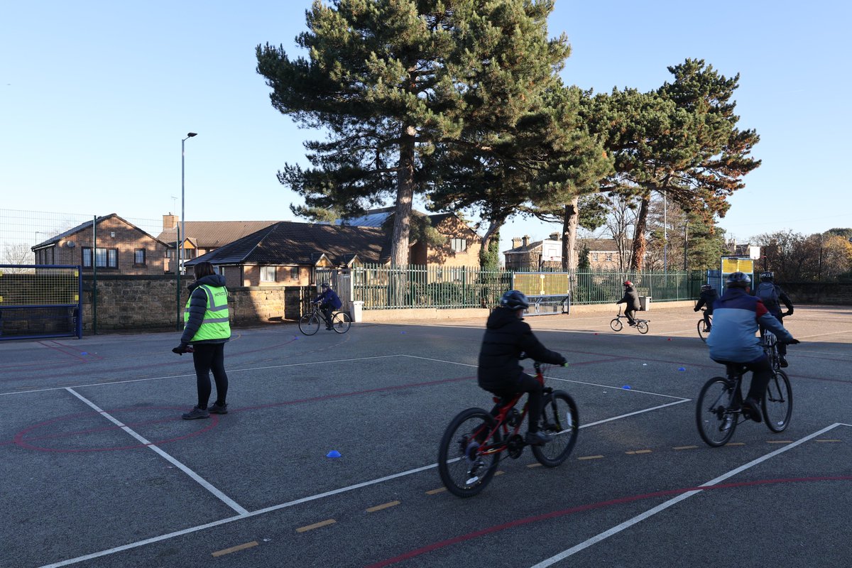 MerseysidePCC's tweet photo. A real treat to visit @anselmscollege to see the unique cycling experience #OwntheRide set up by @wirralcouncil with @BikeRightUK.
This great one-day session is focused on helping young people feel safer & be safer using their bikes.🚲🚲
#Vision0
@Merpoltraffic @lizgrey_ https://t.co/2MygFSEdKw