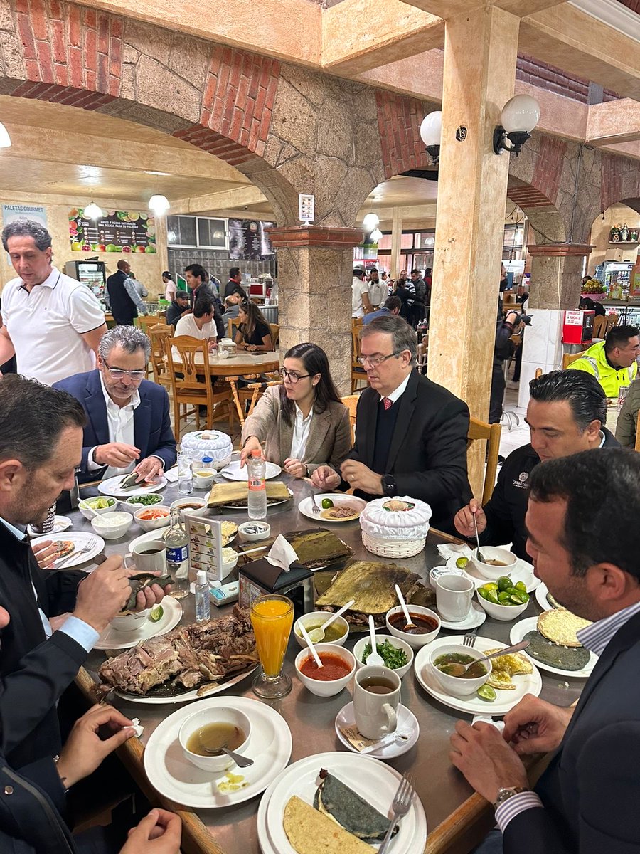 Desayunamos en Barbacoa Santiago ,en San Juan del Río. Nos hizo favor de recibirnos el Gobernador Mauricio Kuri y su equipo.Gracias a cocineros y a todo el personal por su atención y cortesía.Vamos rumbo a Querétaro a reunión sobre inversiones y la internacionalización del Estado