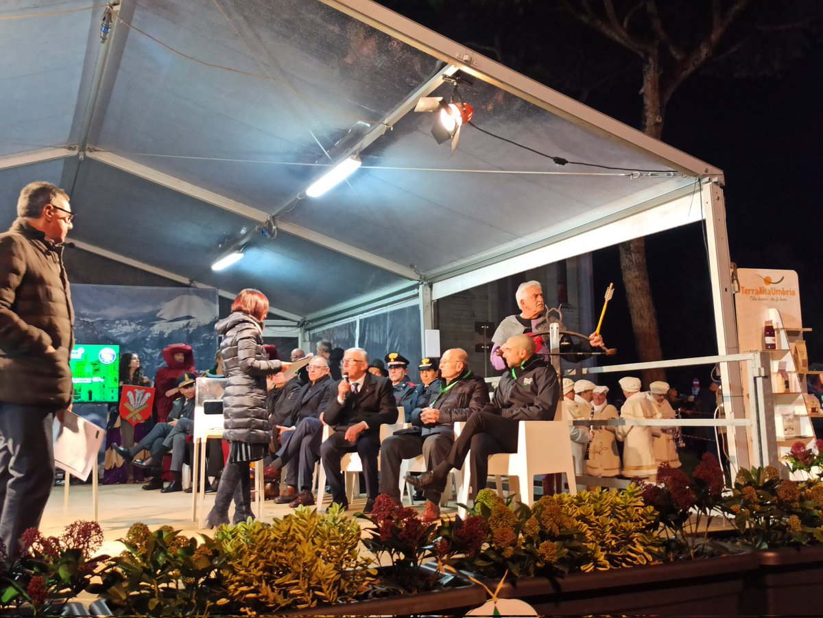 Alberodigubbio's tweet photo. Parola ora al Presidente del comitato Albero di Natale più grande del Mondo, che ci dà qualche informazione in più sul Nostro Amato Albero🎄

Per la diretta seguite i nostri canali (Facebook, YouTube, Instagram, Twitter, TikTok), su Trg media e online su https://t.co/lawyU9CwIT. https://t.co/GDPY5vISFT