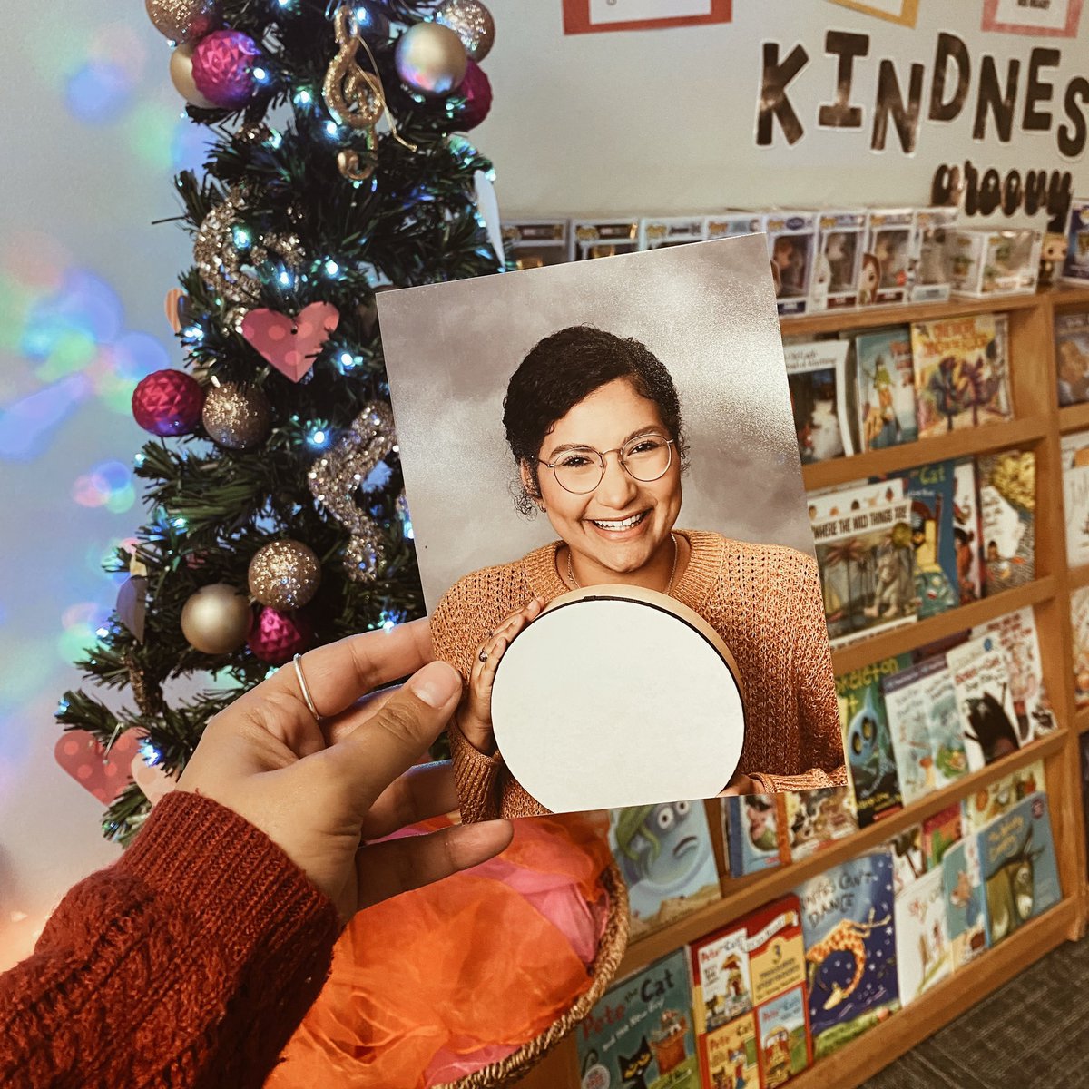 _MrsLockett's tweet image. “Pa Rum Pum Pum Pum” Picture Day 🥁📸🤣 #pictureday #musicteacherlife #kisdfa