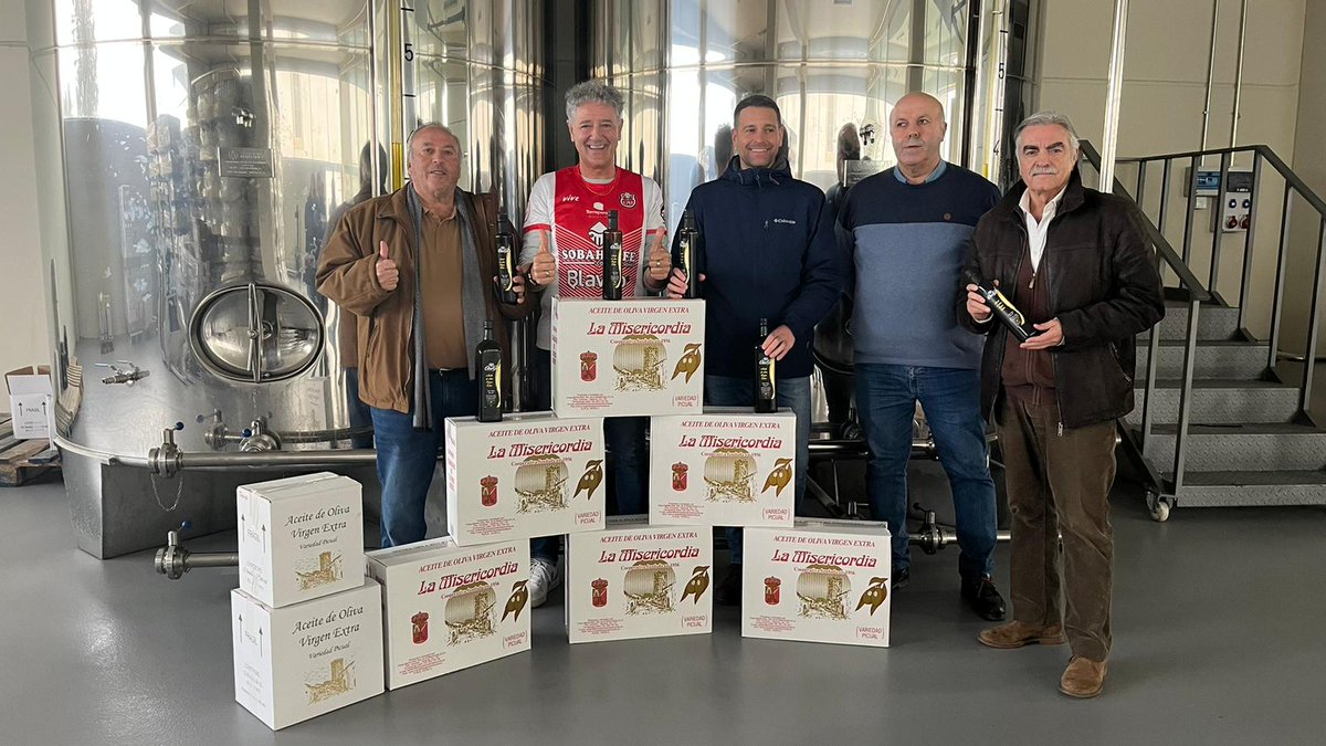 CDTorreperogil's tweet photo. En el día de hoy hemos cumplido nuestra promesa con  @LaLigaDeRafa 
Gracias a nuestro patrocinador, "Cooperativa de aceites y vinos La Misericordia", por regalar el aceite de oliva y ser partícipe del acto. https://t.co/xY1sHELniZ