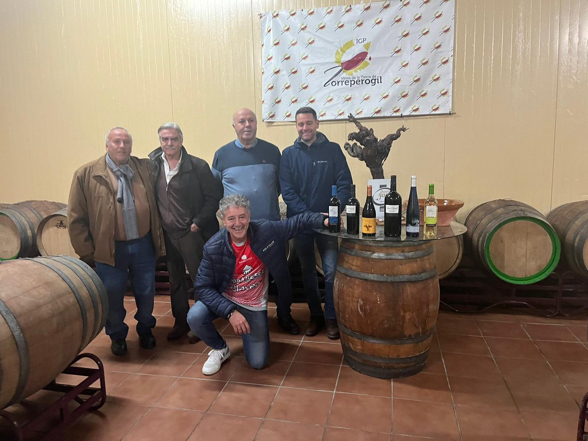 CDTorreperogil's tweet photo. En el día de hoy hemos cumplido nuestra promesa con  @LaLigaDeRafa 
Gracias a nuestro patrocinador, "Cooperativa de aceites y vinos La Misericordia", por regalar el aceite de oliva y ser partícipe del acto. https://t.co/xY1sHELniZ