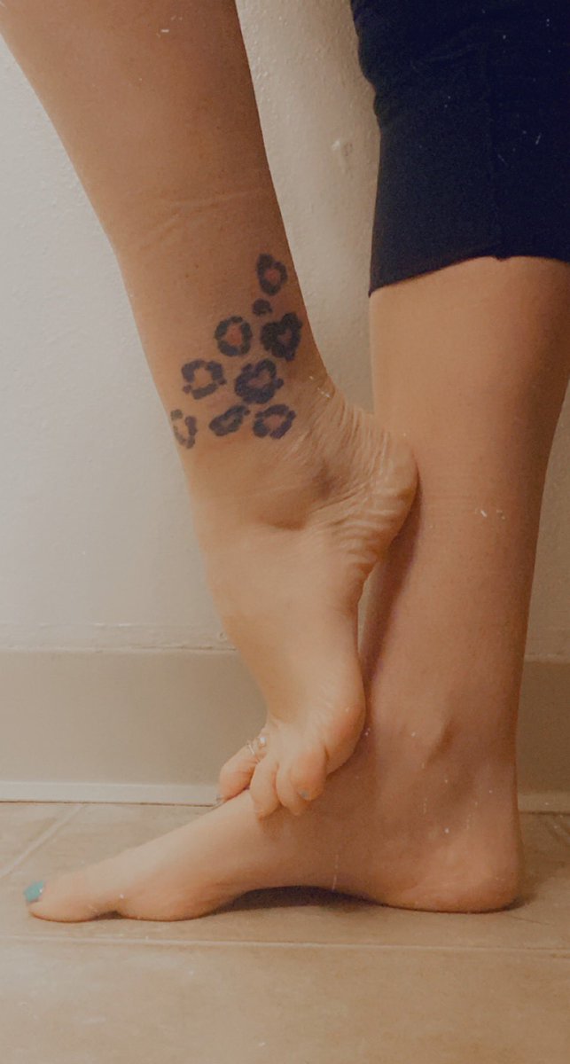 Christi48086324's tweet photo. #feetfethish #feetpicsforsales #Hotpics #comeplay #softandsmooth #😈🔥 https://t.co/KwA6xcUs80