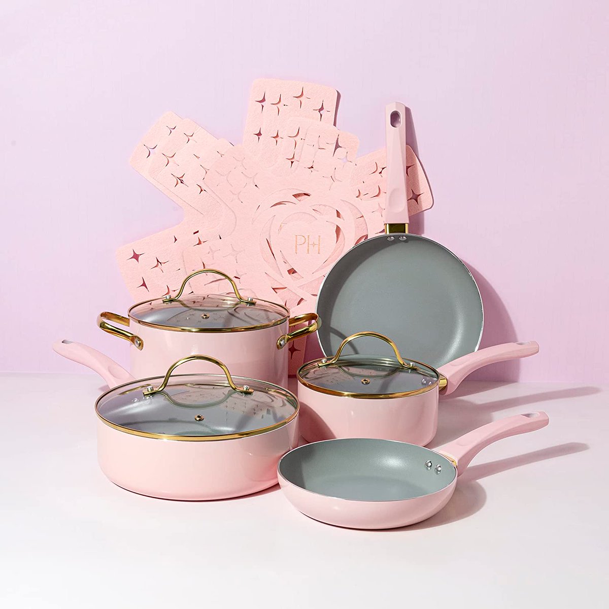 ParisHilton's tweet photo. My iconic pots and pans are on sale for ✨20% off✨ on @Amazon! Run don't walk! 🛍 And tell me all about what you're cooking this holiday season. #CookingWithParis 🥰 Shop the deal at the link in my bio or right here! https://t.co/lyn86e9l4J https://t.co/tqxG1B6TCy