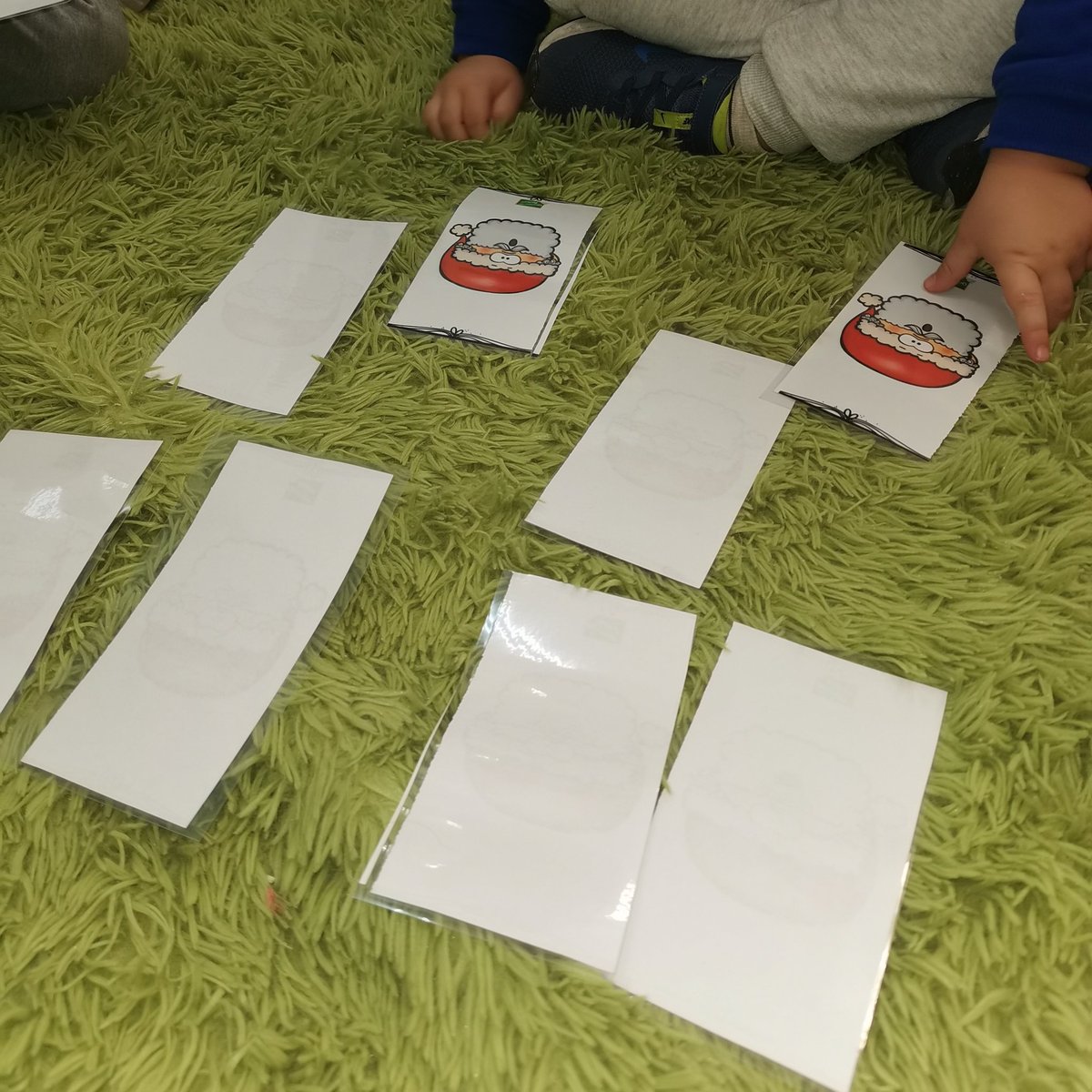 ARAMIREZLUCAS's tweet photo. FFEE Y EMOCIONES EN INFANTIL
JUEGO MEMORY NAVIDEÑO @orientandujar: Encuentra las parejas de cartas donde 🎅 muestre la misma emoción.
Trabajamos: 
- Memoria de trabajo y atención. 
- Reconocimiento de emociones según la expresión facial.
#emocionesenelcole
@ProgramasRM @Educarm https://t.co/z3paA6BDwn