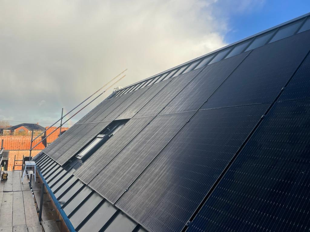 swebster56's tweet photo. Boys completed and commissioned this 6kW array on a standing seam roof today, no storage on this one. ⁦@JeremyClimas⁩ these Eurener panels are good quality mate👌 https://t.co/tbZNkt5qec