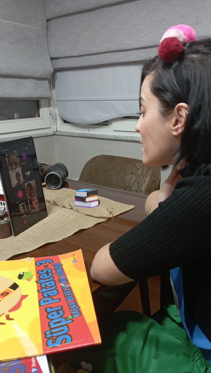 Çarşamba günleri "Pijamamı giyiyorum, kitabımı okuyorum!" sloganı ile yaptığımız online kitap okuma çalışmamızla hep birlikte kitap okuyoruz. Okumayı keyifli hale getiriyoruz.💜#UğurluOlmak