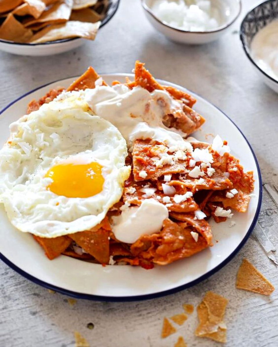 It is a difficult thing to match a delicious Mexican abuelita’s (sazón), luckily San Miguel knows how to do it! 😋👌🏼Enjoy its delicious #Chilaquiles de la Abuela, prepared with Chipotle Chili Sauce.  Get them delivered anywhere in the UK, buy here: bit.ly/3uxyEWL