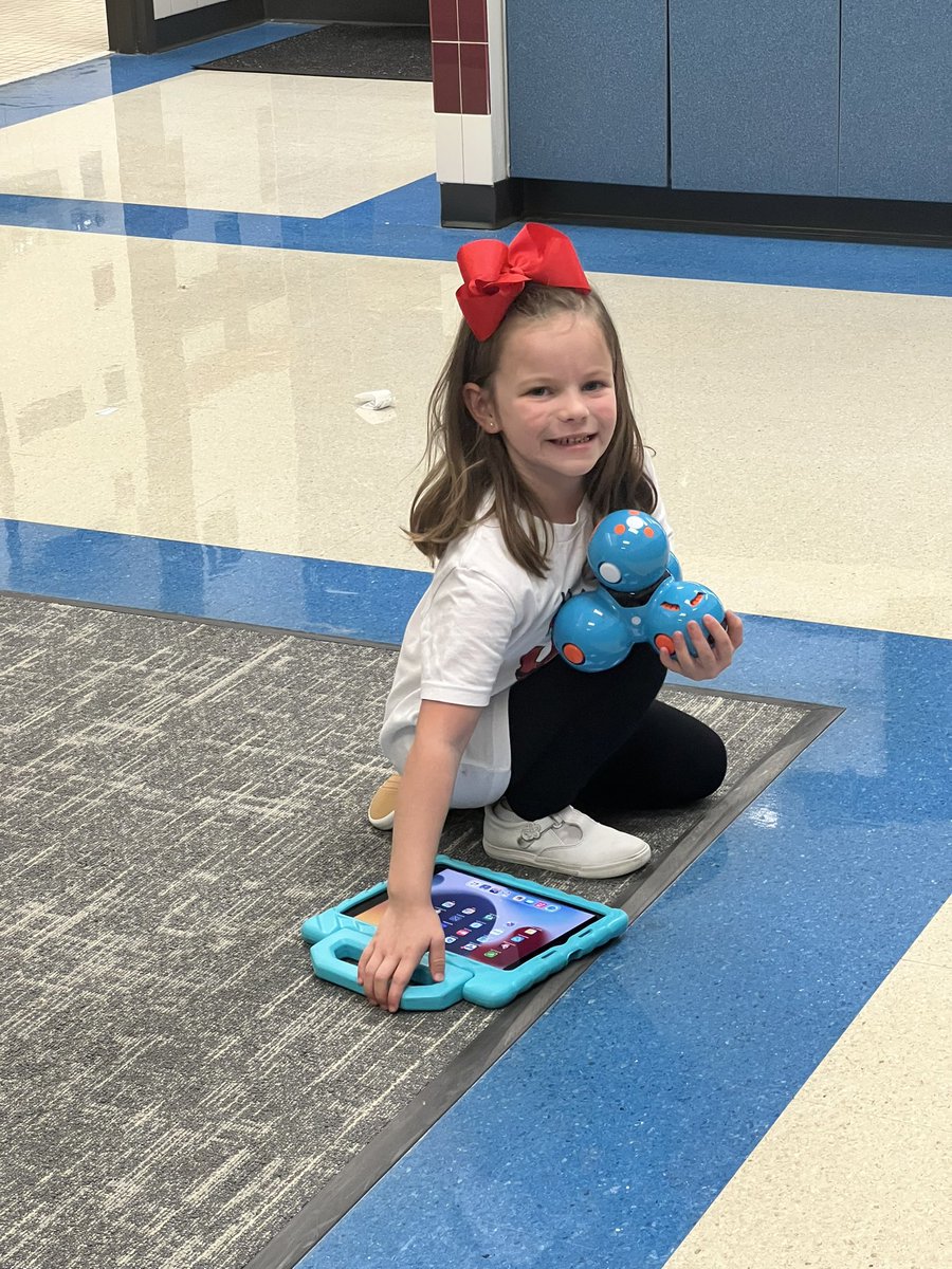 WhitneySBriggs's tweet photo. Robots are on the loose @Robertson_Elem!! Hour of Code fun with @kbullockkinder and @warreni_dlc! #RESUbuntu @FriscoISDTech #FisdWeAreOne https://t.co/OzoRki0l6y