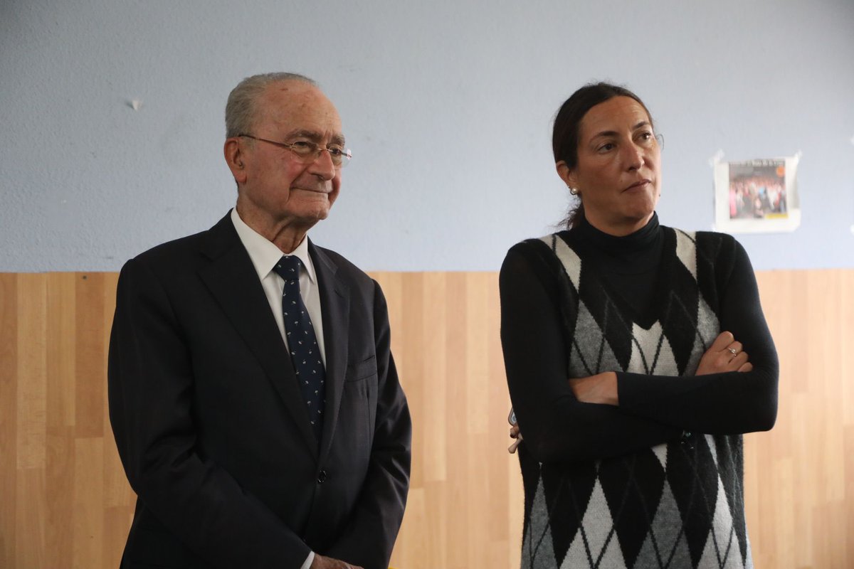 malaga's tweet photo. El alcalde, @pacodelatorrep, junto a la consejera de @IgualdadAND, y la concejala del Distrito #CruzDelHumilladero, Teresa Porras, ha visitado esta tarde la Asociación Solidaridad Asistencial en Compañía #ASAEC con la que colabora el Área de Derechos Sociales del Ayuntamiento https://t.co/6cF9jdzn0l